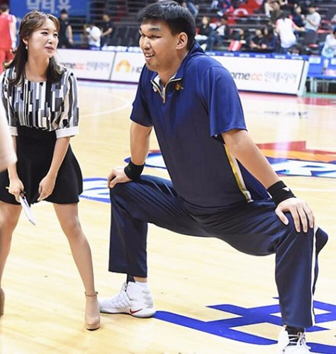 韩国有哪些nba球员(NBA第一位韩国球员！身高2米21，只打了46场就退役，还记得他吗？)