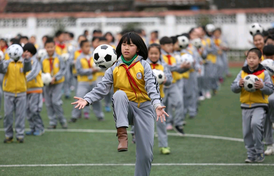 中国为什么不参世界杯(形式主义！名嘴揭中国足球乱象：没有组队参赛，却被通知领奖)