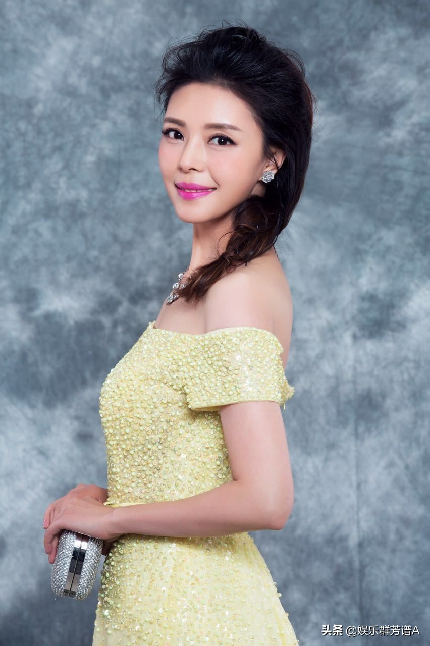 罗珊珊1983四川宜宾云想衣裳花想容,春风拂槛露华浓6.