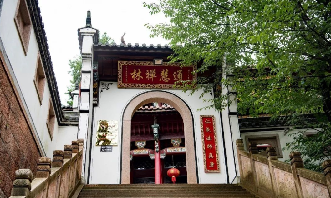 仁义师太(仁义师太：29岁出家，坐缸3年修成肉身菩萨，女性特征全部消失)