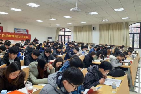 2022考研择校，法律类高校排名，北大稳居第一，清华位列第三