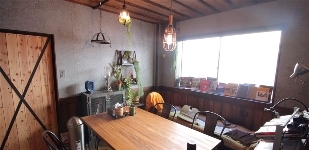 80后的他买下废弃学校，独居的日子一过就是7年，虽孤独却很自由