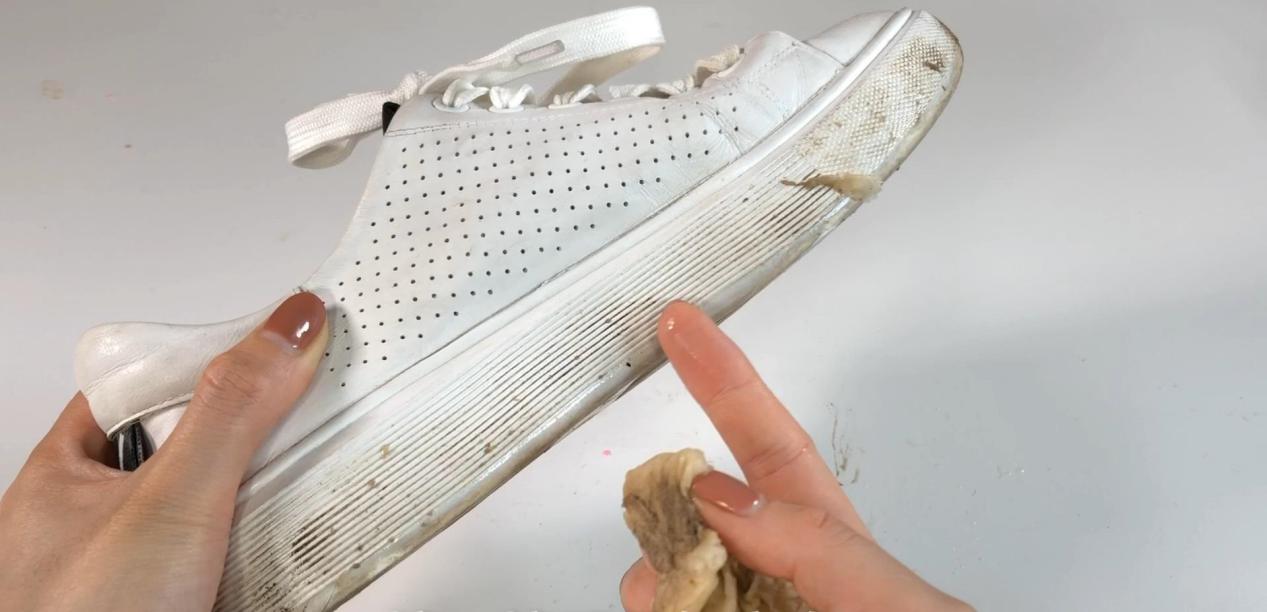 鞋子白边容易脏，教你不用一滴水，擦完天天穿新鞋