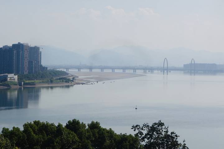 今天依然热得像夏天 好消息是“秋老虎”就要蔫儿啦