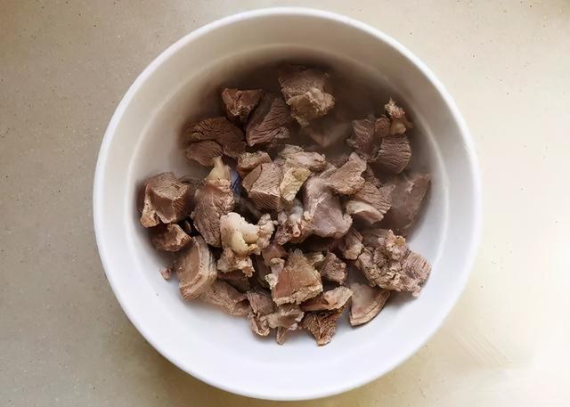家常版清炖羊肉，用最少的料，炖出最鲜的汤，好喝不腻，没腥膻味