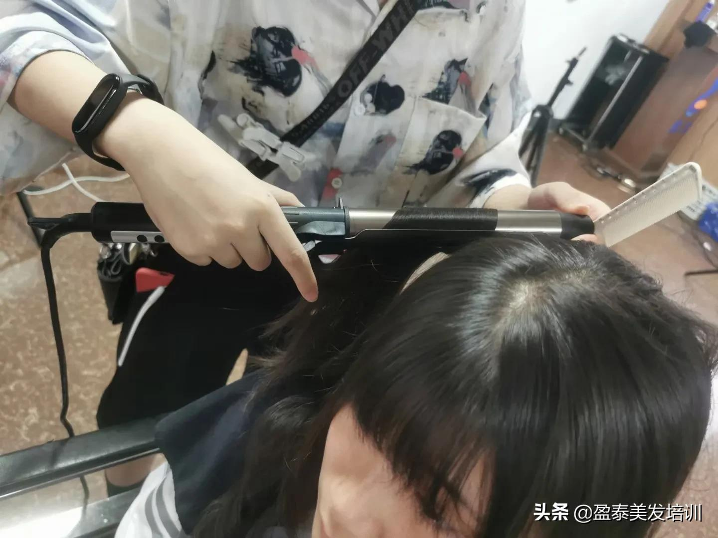 零基礎學美發去美發學校還是美發店