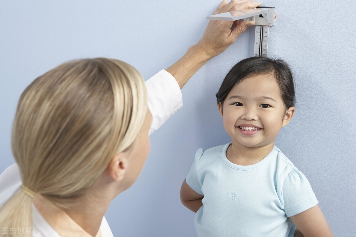 《爸爸去哪儿》里的萌娃长大了，小石头身高超过妈妈，跟爸爸同高