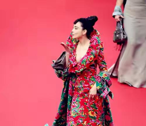 10位戛纳红毯上的国内女星：有人手握作品艳压，有人蹭拍走光出丑