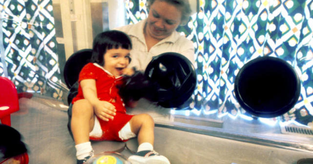 12年没能从隔离套里出来的“泡沫男孩”，让未来的人不再像他那样需要了。