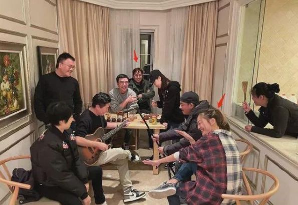谭咏麟发文否认不实言论，对方继续放锤，晒开房照坐实睡粉传闻