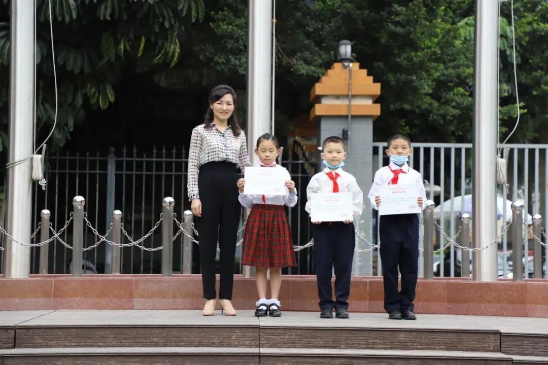 国旗迎风展，少年意气扬——记三年级小旗手第一次升国旗