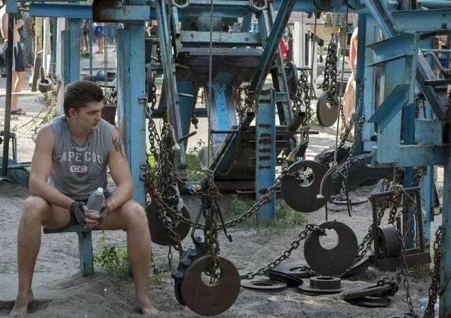 烏克蘭"坦克"健身房，破銅爛鐵卻是擼鐵者的天堂