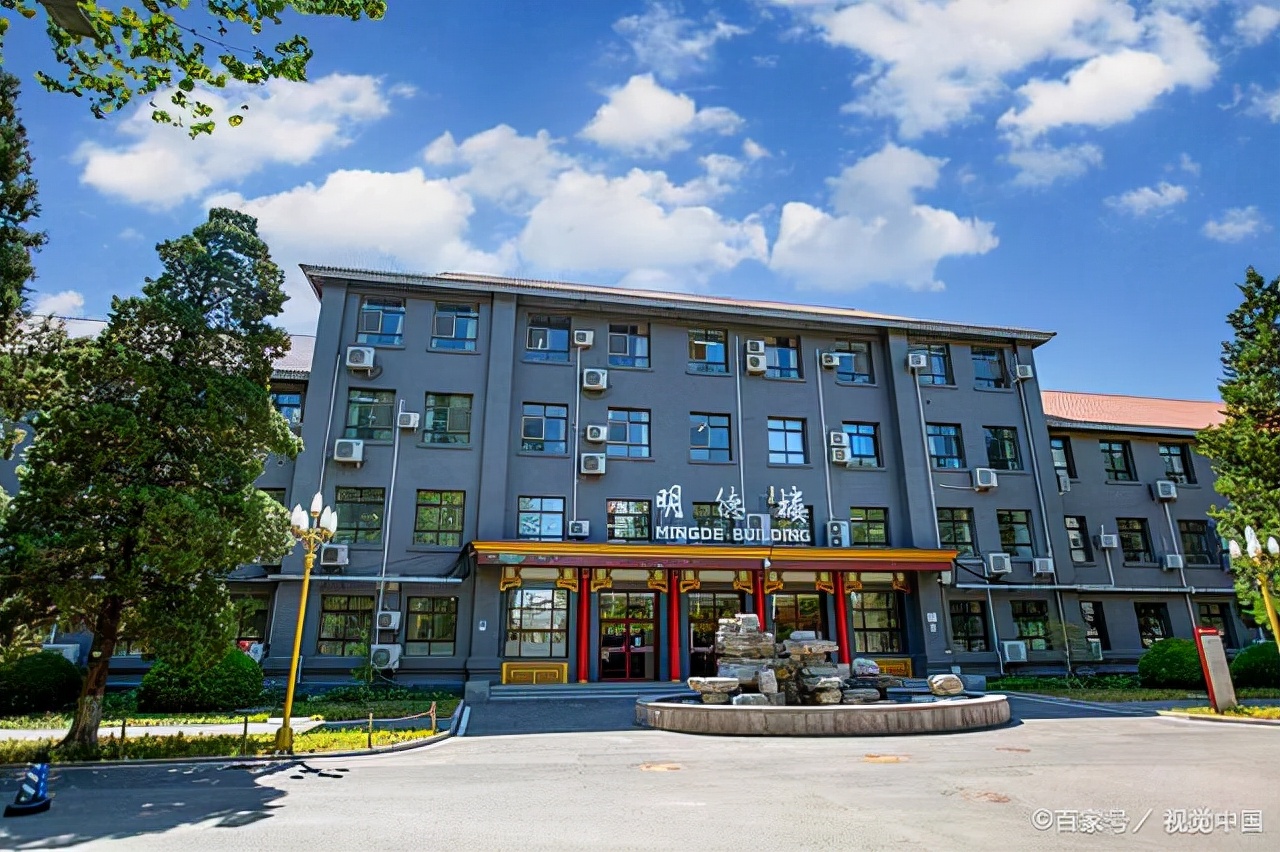 河北一女学生意外“走红”，怒斥学校写错大学英文名，配不上自己