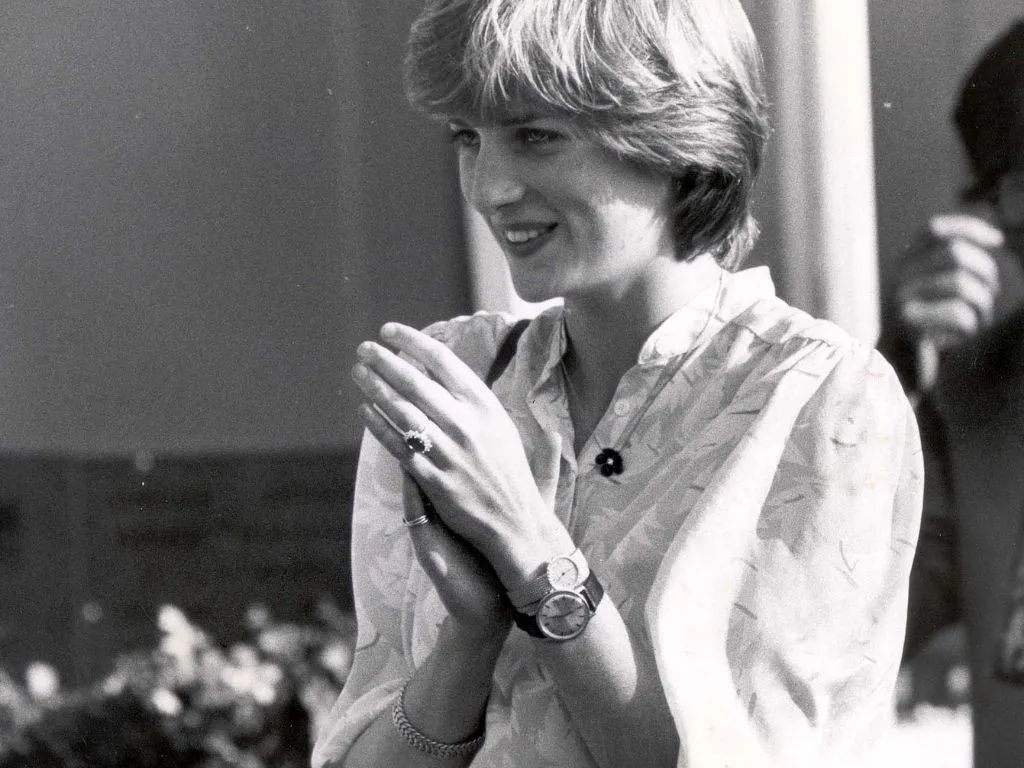 百达绿宝石的手表是百万美元，戴安娜一次重叠两张。英国王室喜欢瑞士手表
