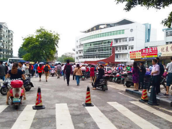 看过多年广西高考作文题 没想到2019年是副漫画 你怎么写？