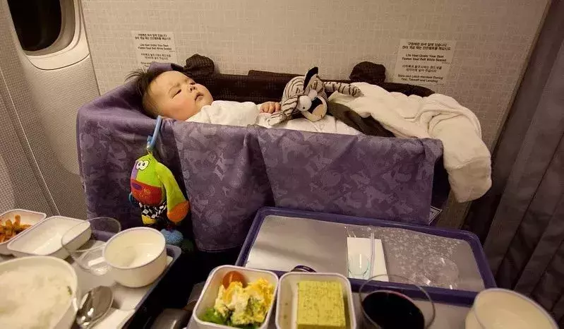 六个月宝宝总是抓耳朵咋回事？不一定是生病，还可能是这8种情况