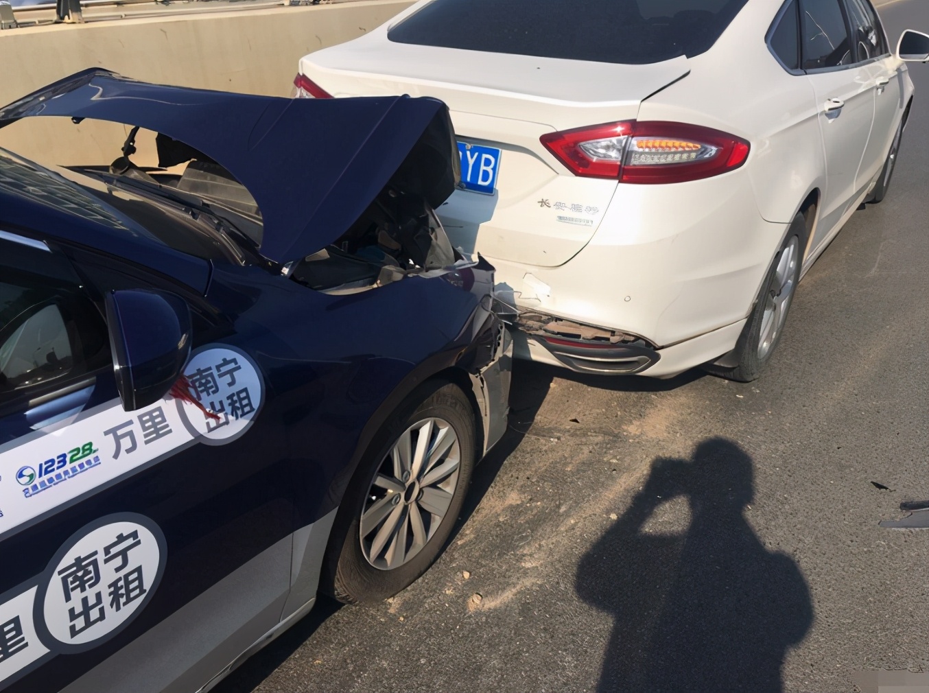 18万买的蒙迪欧，两月后失“一血”，出租车司机下车后半天未语