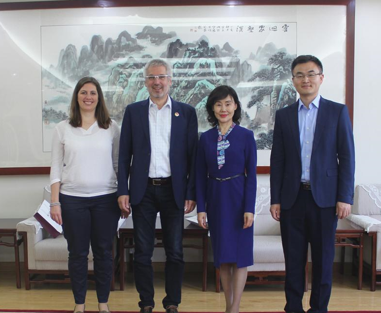 明明是重点大学校长，教师生活令人钦羡，却自毁前途只为容颜