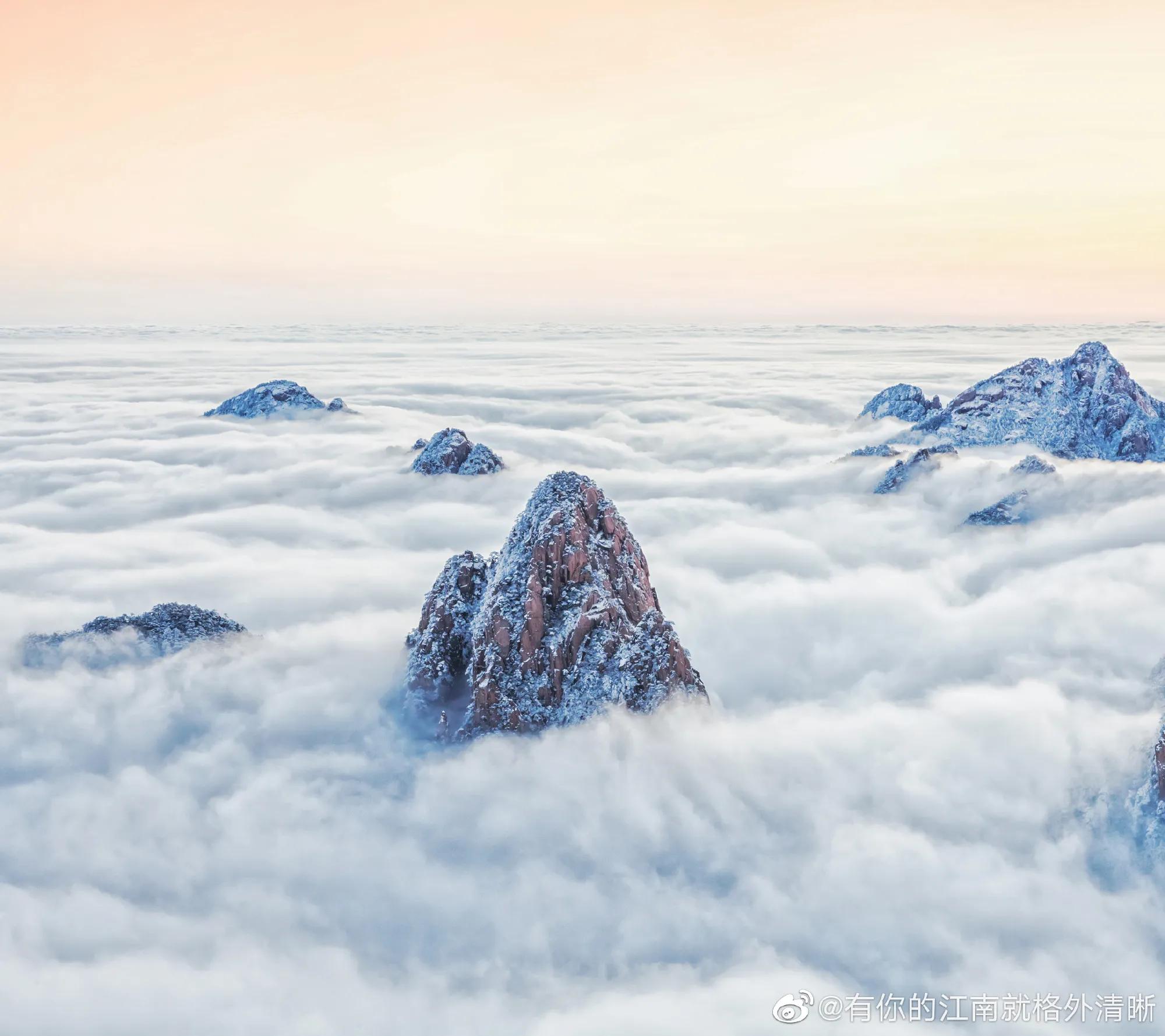 登黄山，天下无山：晓破日出，天光乍现，“美”自此有了它的归宿