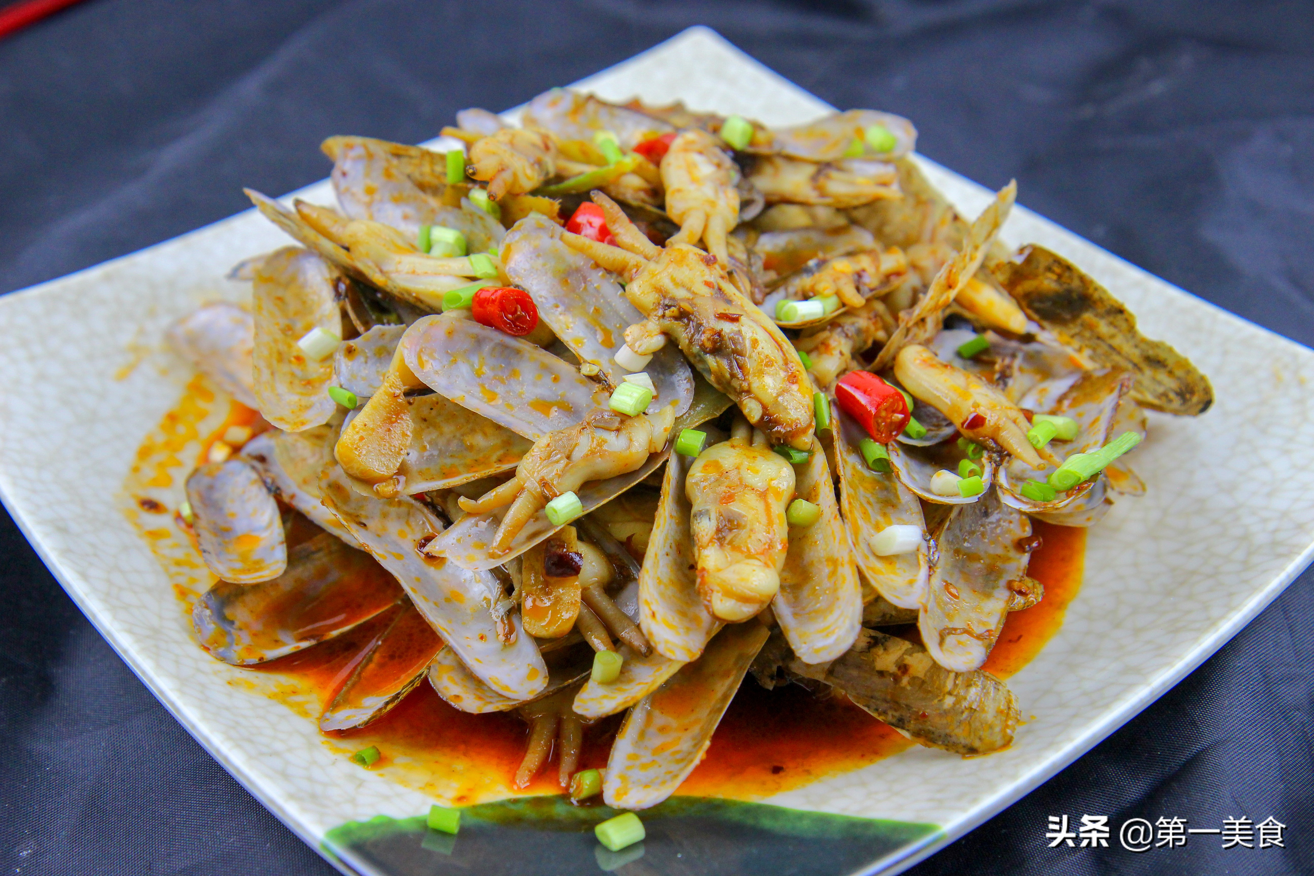 香辣蛏子这样做,泥沙吐的超干净,一煮一炒香辣过瘾,肉嫩无腥味