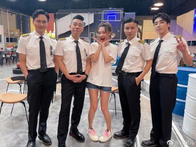 应采儿探班陈小春，俩人当众热吻，山鸡哥看老婆全程宠溺笑甜蜜蜜