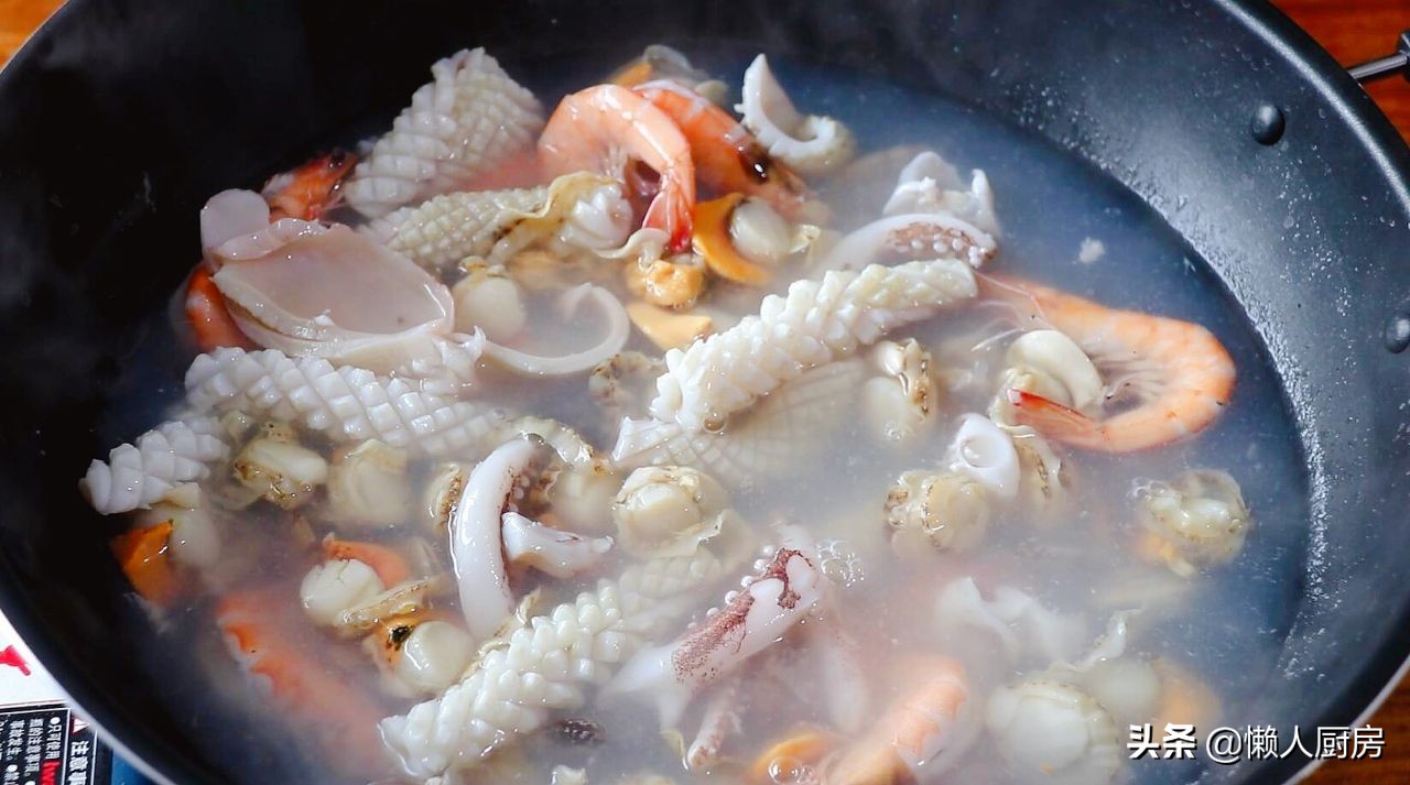 这是麻辣小海鲜的做法，鱿鱼不爆炒，花甲不辣炒，开胃解馋
