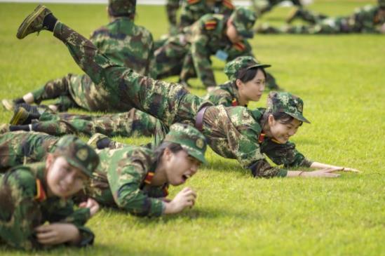 大学军训和高中军训有啥不同？体会过才知道，尤其女生要做好准备