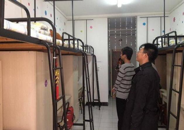 大一新生入学，宿舍床位选“上铺”还是“下铺”？提前了解别选错