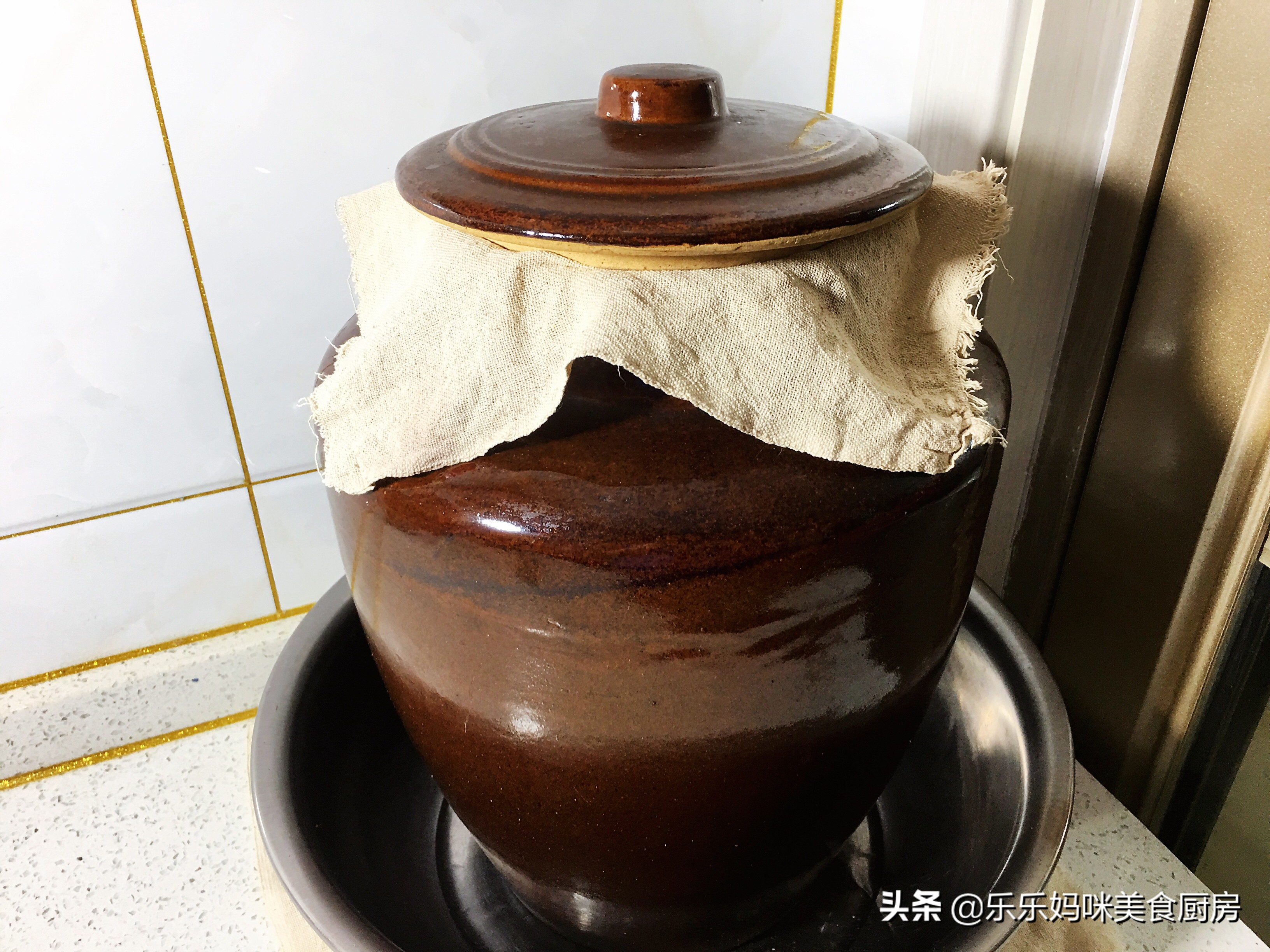 每年秋季，妈妈都用这方法腌咸菜，7种食材腌1瓮，够吃一冬