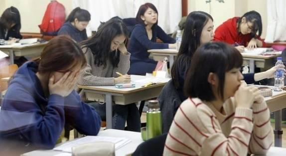 21年高考文理分数线引争议，文科生直呼不公平，学文真的吃亏吗？