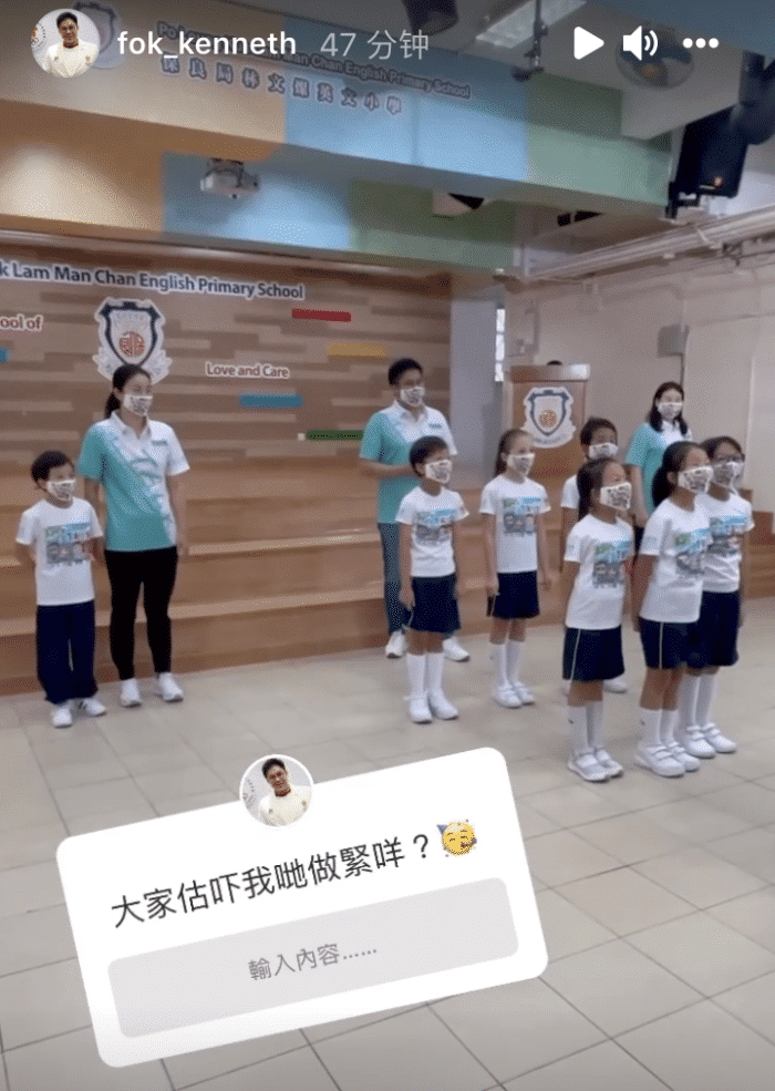 晶刚夫妇参加亲子活动，开合跳很卖力，郭晶晶搭霍启刚肩膀好甜蜜