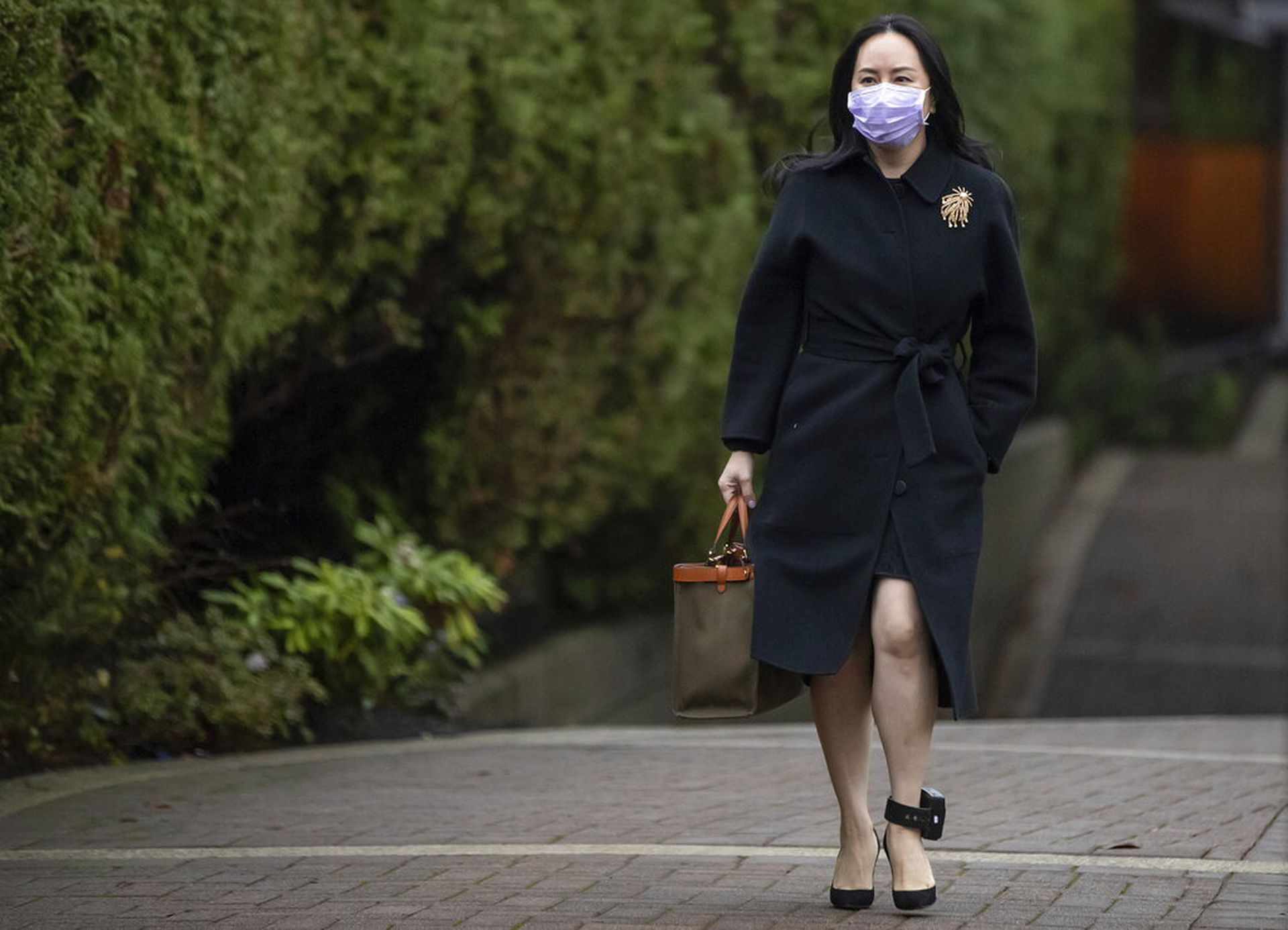 孟晚舟的“出庭造型”火了，显瘦又高级，职场穿搭标杆如何养成？