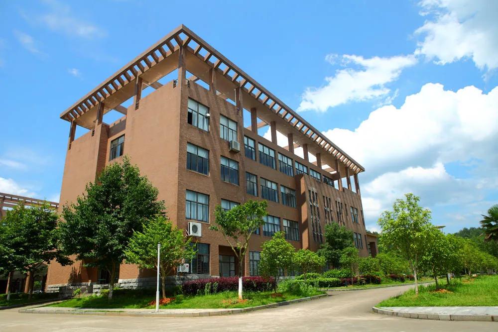 景德镇陶瓷大学2017美术校考成绩（景德镇陶瓷大学2020年美术与设计学类本科录取调整办法）