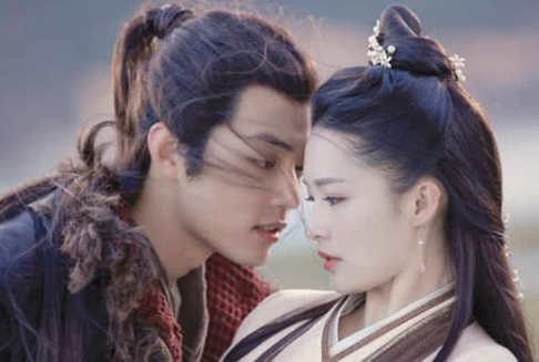 从普通人一跃成为当红流量小生，肖战的成功离不开她的支持，祝福