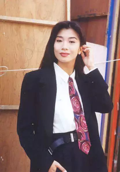 57岁“艳后”吴家丽：狠拒成龙又惨遭劈腿，情路坎坷为爱单身至今