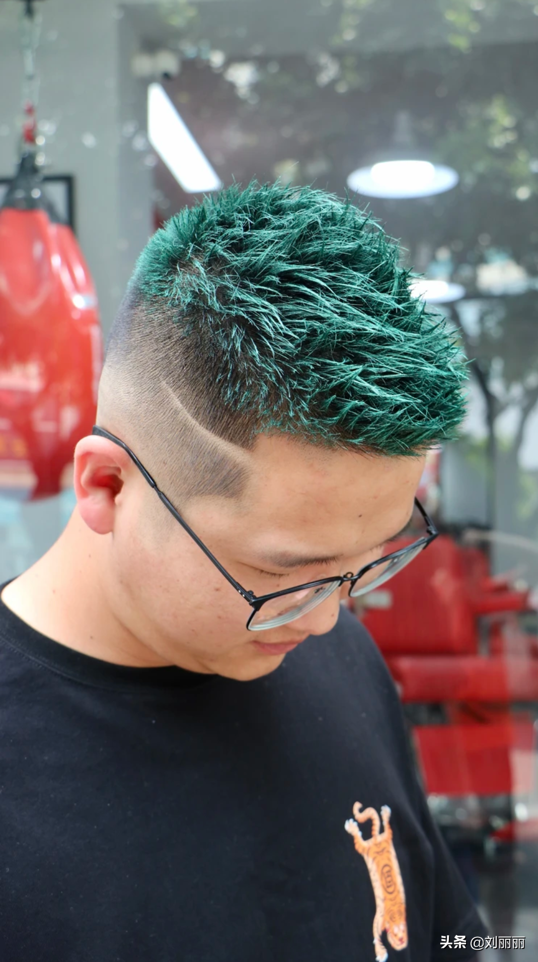 男生适合染什么颜色的头发 男生染蓝色头发好看吗-诚智百科网