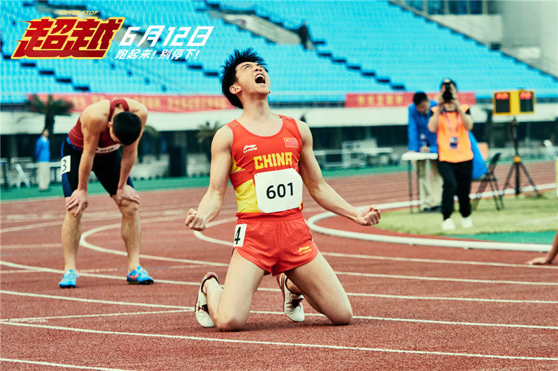 作为国家二级短跑运动员的郑恺,跟苏炳添的9秒98差距有多远?