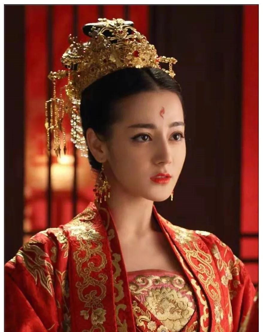 迪丽热巴VS古力娜扎，两位来自新疆的女星到底谁最好看？