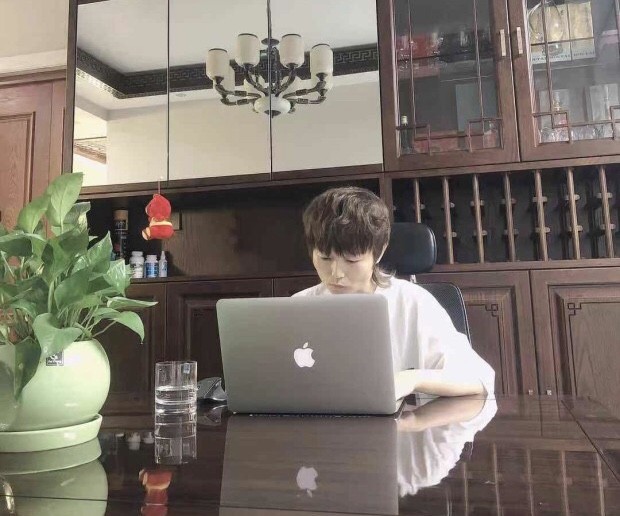 与阿里合伙人合影，两年净赚一百万，这个草根姑娘有什么魔力？