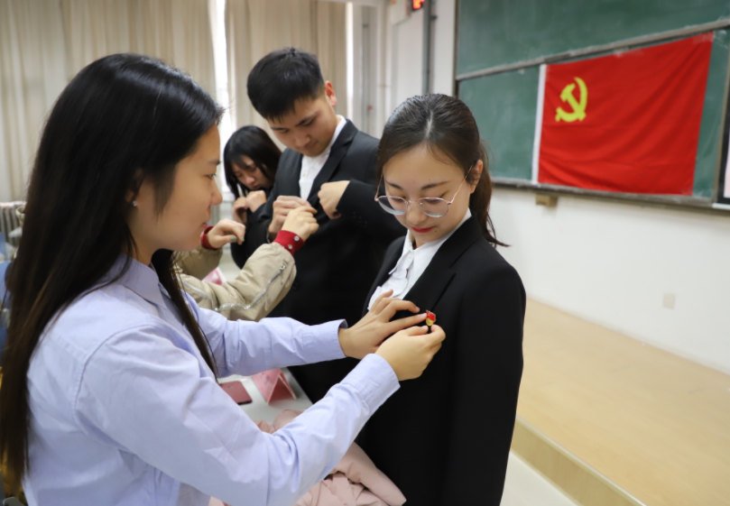 大学生入党决定权在谁手上？这两个人至关重要，别等毕业了才知道