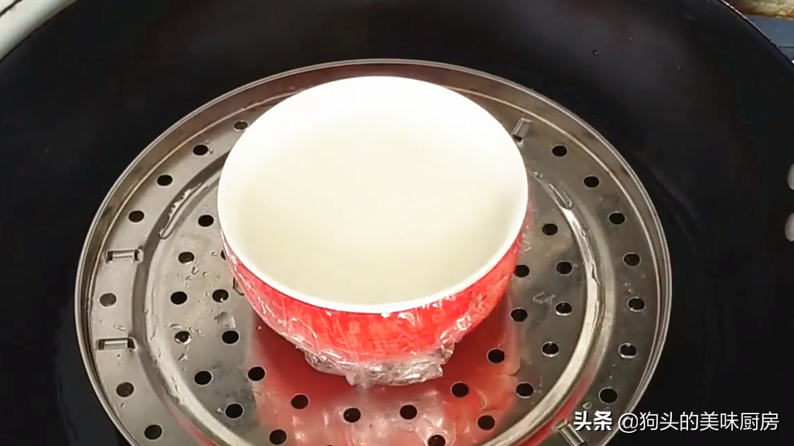 牛奶鸡蛋放锅里蒸，广东的双皮奶就这么简单，干净卫生无添加