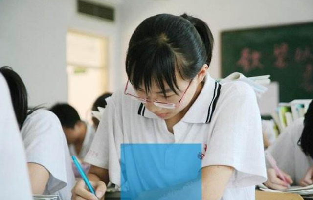 21年高考文理分数线引争议，文科生直呼不公平，学文真的吃亏吗？