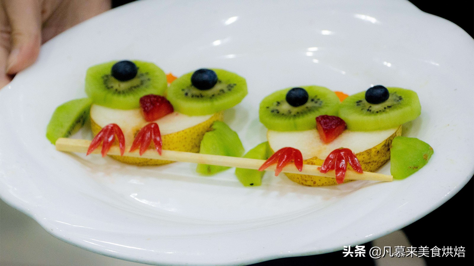 西瓜的切法与摆盘(教你5种常见水果拼盘的花样切法)