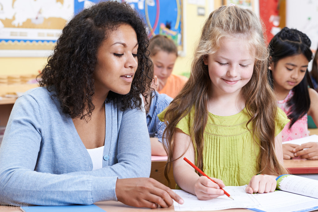 美国学生从初中就开始实施走班教学，放弃了以班级为核心的教育
