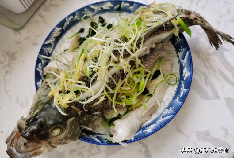 ​鱼肉蒸好为什么又硬又腥？原因有三点，教你正确做法，鱼肉嫩又香