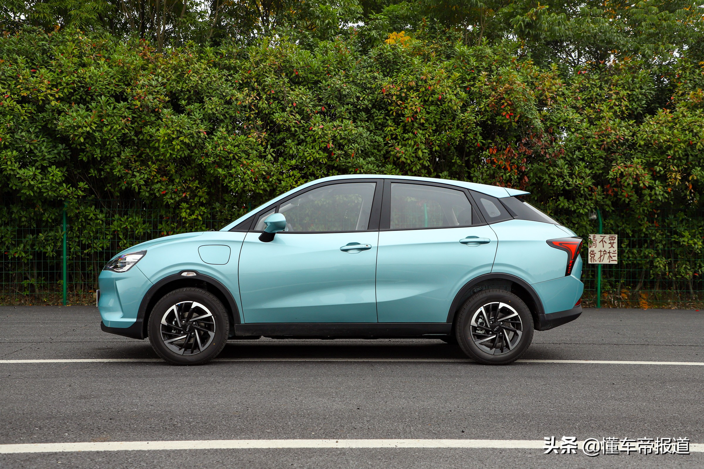 301公里,401公里★明年将推出运动版车型哪吒v的外观设计其实是一个多