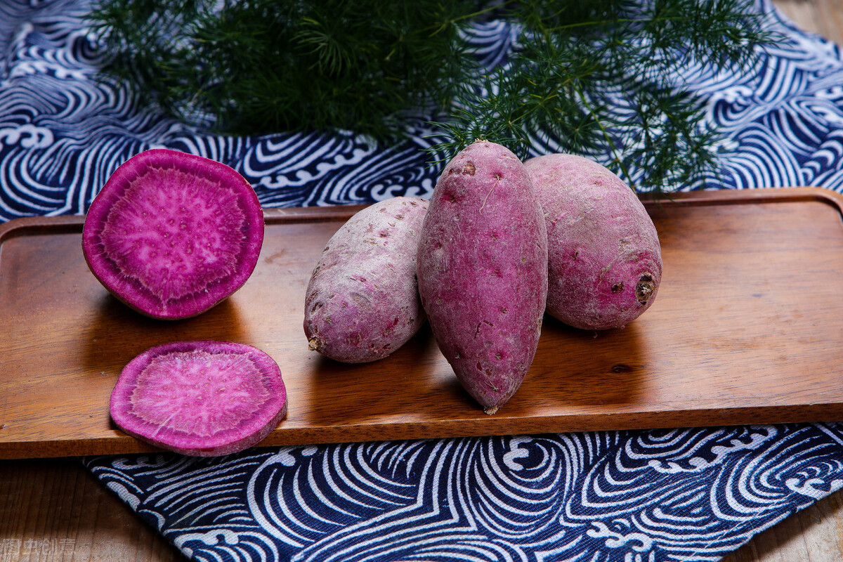 紫薯的热量(紫薯减肥能吃吗？紫薯和红薯哪个更减肥-壹健康经验)