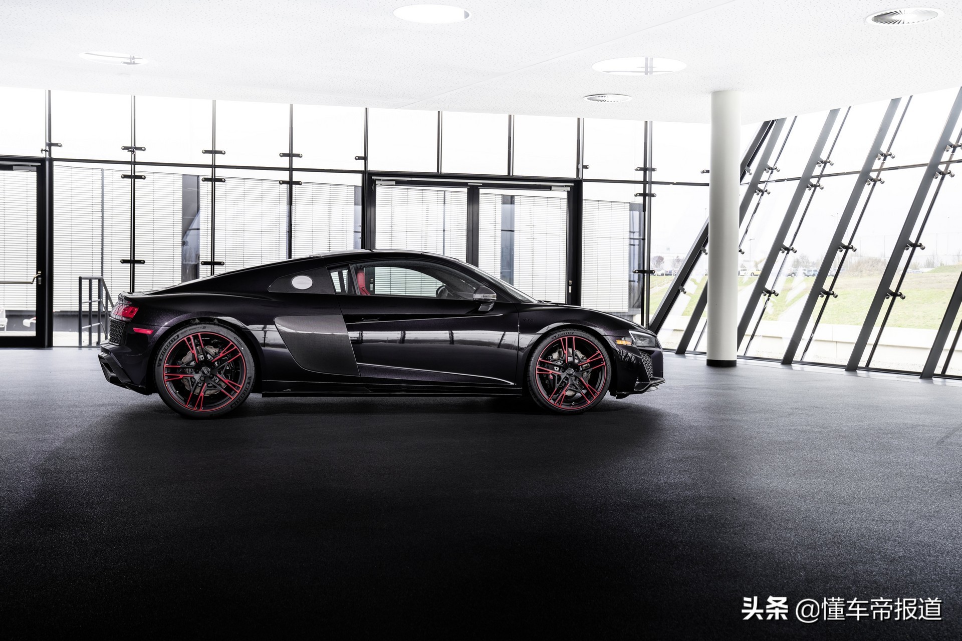 新车 | 骑上“风火轮”，穿酷黑“外套”，这款奥迪R8够独特