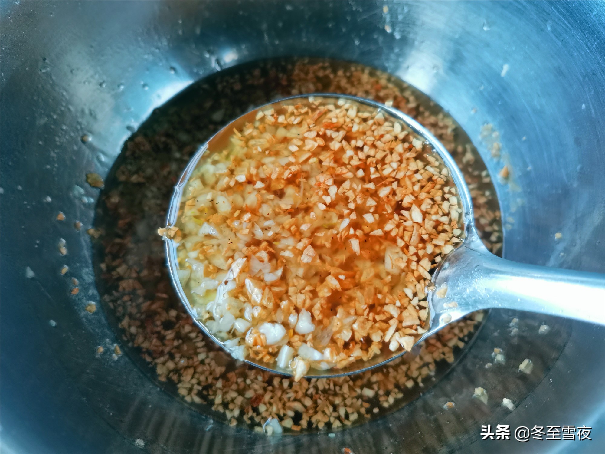 蒜汁怎么调好吃（教你调制简单美味的蒜泥蘸料）