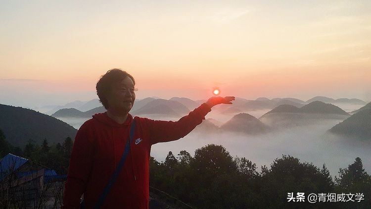 喜看夕阳美无限，笑迎古稀觅芳华